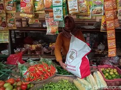 Jokowi Batal ke Jepara, Pedagang Pasar Tetap Terima Paket Sembako