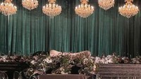 <p>Kabarnya, dekorasi pernikahan ini didesain oleh Sivia sendiri, Bunda. Hmmm, pantas ada kesan unik dan cukup nyentrik seperti gaya Sivia ya? (Foto: Instagram Stories @siviaazizah)</p>