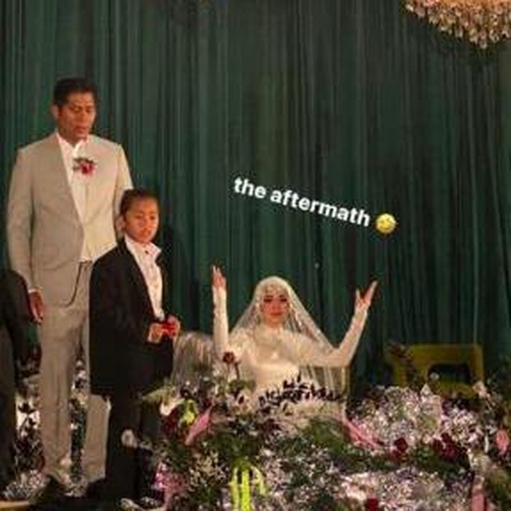 <p>Dekorasi pernikahannya bertema rustic dan bernuansa hijau. Terdapat banyak chandelier yang tergantung di pesta pernikahannya. (Foto: Instagram Stories @siviaazizah)</p>