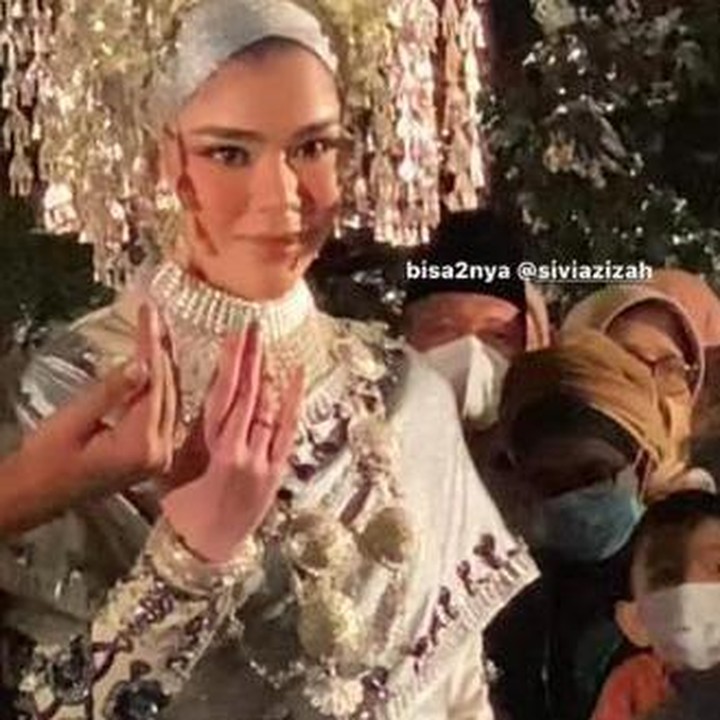<p>Sivia tampaknya tidak mengumbar rencana pernikahannya di media sosial. Namun, secara tiba-tiba mengunggah Instagram Stories terkait pernikahannya. (Foto: Instagram Stories @siviaazizah)</p>