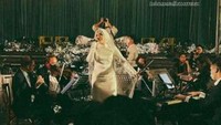 <p>Salah satu komentar rekannya, bahwa acara pernikahannya begitu seru, Bunda. Ada orkestra hingga dekorasinya yang indah. (Foto: Instagram Stories @siviaazizah)</p>