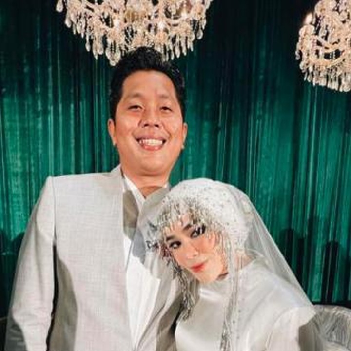 <p>Yang bikin netizen penasaran adalah sosok suami dari Sivia. Selama ini, perjalanan cinta Sivia dan suami rupanya dituangkan dalam salah satu lagu di album terbarunya. (Foto: Instagram Stories @siviaazizah)</p>