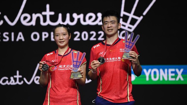 Kualitas perawatan medis dipertanyakan setelah atlet Tiongkok Zhang Zhi Jie mengalami cedera yang tidak ditangani dengan baik