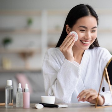 img-title Nggak Cuma Dituang ke Kapas, Ini 3 Cara Memakai Air Mawar Viva Buat Wajah