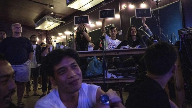 FOTO: Totalitas di Kontes Adu Jago Main 'Gitar' di Bangkok