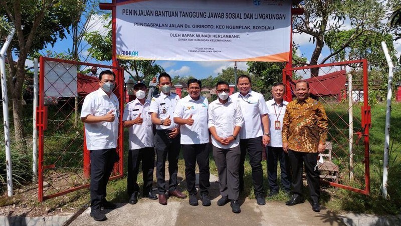 PT Jasa Raharja menyalurkan bantuan pengaspalan jalan akses menuju menujukeEmbung Giriroto