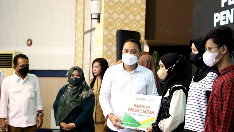 Ratusan pelajar jenjang SMA/SMK/MA sederajat di Kota Surabaya tampak sumringah.