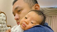 <p>Potret Gilang bersama Gin, terlihat wajah kelelahan ayah baru. <em>Relate</em> banget ya buat para ayah yang punya <em>newborn</em>? (Foto: Instagram @adieztyfersa)</p>
