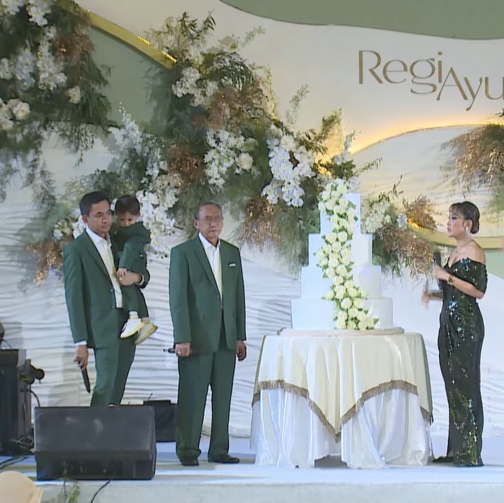 <p>Momen tersebut berlangsung di sebuah hotel mewah. Selain itu, acara ini juga ditayangkan secara live di kanal YouTube Ayu Dewi, lho. (Foto: YouTube Ayu Dewi)<br /><br /><br /></p>