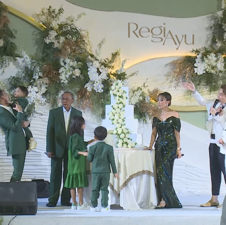 <p>Melalui media sosial Instagram, Ayu Dewi mengungkapkan rasa syukur atas kehidupan keluarganya yang bahagia selama satu dekade terakhir. (Foto: YouTube Ayu Dewi)<br /><br /><br /></p>