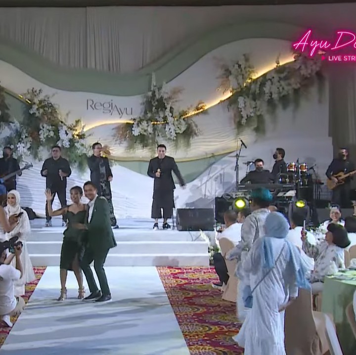 <p>Selamat merayakan 10 tahun pernikahan untuk Ayu dan Regi. Kita doakan, semoga rumah tangga mereka langgeng dan selalu bahagia ya, Bunda. (Foto: YouTube Ayu Dewi)</p>