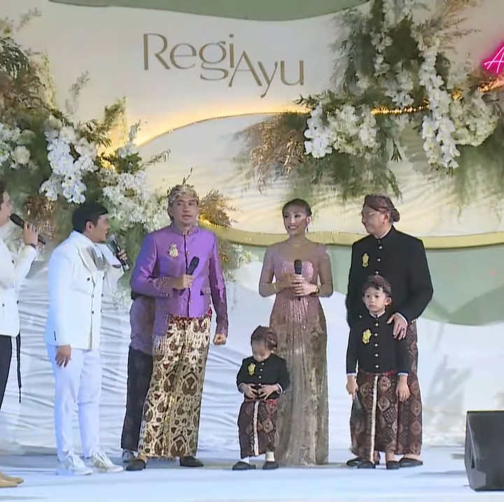<p>Ayu Dewi dan Regi Datau belum lama ini mengadakan acara meriah untuk merayakan peringatan 10 tahun pernikahan, Bunda. (Foto: YouTube Ayu Dewi)<br /><br /><br /></p>