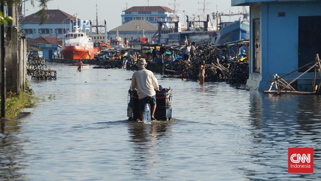 Banjir di Pantai Marina Semarang Belum Surut, Akses Terputus Banjir masih merendam jalan pintu loket Pantai Marina atau depan gerbang MCC. Jalan hanya bisa dilalui mobil besar seperti jip atau kendaraan yang lebih tinggi.