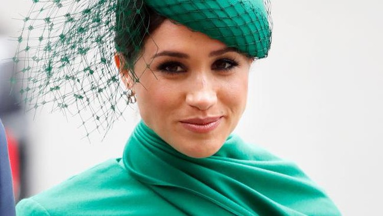 Busana Meghan Markle LONDON, UNITED KINGDOM - MARCH 09: (EMBARGOED FOR PUBLICATION IN UK NEWSPAPERS UNTIL 24 HOURS AFTER CREATE DATE AND TIME) Meghan, Duchess of Sussex attends the Commonwealth Day Service 2020 at Westminster Abbey on March 9, 2020 in London, England. The Commonwealth represents 2.4 billion people and 54 countries, working in collaboration towards shared economic, environmental, social and democratic goals. (Photo by Max Mumby/Indigo/Getty Images)