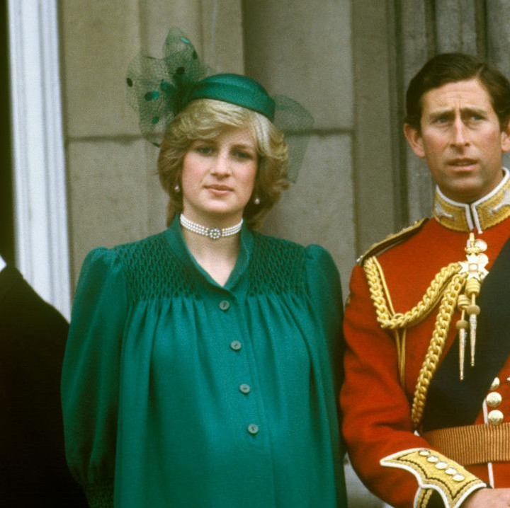 <p>Kehamilan ibu mertua Kate dan Meghan, Putri Diana, pun tak lepas dari sorotan publik. Saat hamil Pangeran William dan Pangeran Harry, Diana juga beberapa kali pamer kehamilan di acara publik. Penampilannya yang <em>stylish</em> banyak dijadikan<em> trend setter</em> wanita di era 90-an. (Foto: Getty Images/John Shelley Collection)</p>