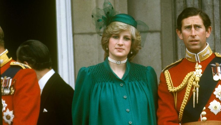 Busana Putri Diana Diana, Princess of Wales, Prince Charles, Prince of Wales, Diana is pregnant with Prince William, Trooping the Colour, 12th June 1982. (Photo by John Shelley Collection/Avalon/Getty Images)