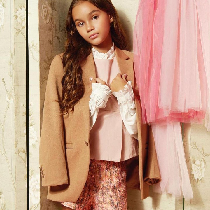 <p>Chloe tampak tak pernah kehabisan gaya saat difoto bak seorang model. Ia memang sudah beberapa kali menjalani sesi pemotretan. Ini potretnya saat bergaya dengan balutan blazer coklat. (Foto: Instagram @melaney_ricardo)</p>