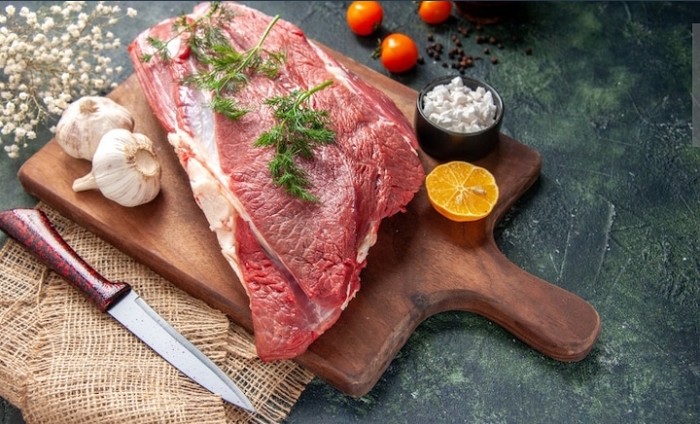 Daging merah kaya akan protein yang dapat membantu menahan rasa lapar dan membuat kita kenyang lebih lama.