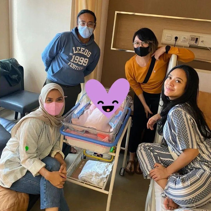 <p>Momen tersebut juga ia bagikan di media sosial Instagram. Menariknya, penyanyi cilik kelahiran 34 tahun silam itu menceritakan penampilan Dea yang terlihat berbeda. (Foto: Instagram @leonyvh)<br /><br /><br /></p>