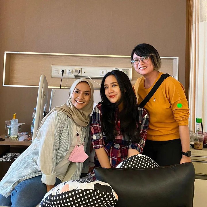 <p>Leony mengatakan bahwa Dea terlihat super glowing usai melahirkan, Bunda. "Kemarin nengokin baby Sanne yg cantik dan emaknya yg super glowing walaupun abis lahiran," tuturnya melalui akun @leonyvh. (Foto: Instagram @leonyvh)<br /><br /><br /></p>