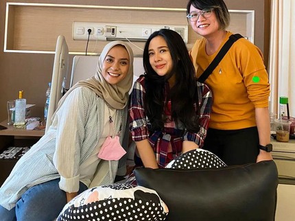 7 Potret Dea Ananda Usai Melahirkan, Leony Sebut Wajahnya Super Glowing