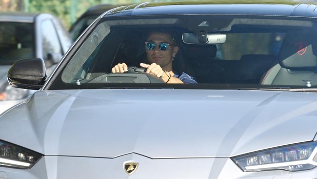 Salah satu mobil mewah milik Cristiano Ronaldo dilaporkan hancur usai menabrak sebuah rumah di Mallorca, Spanyol, pada Senin (30/6).
