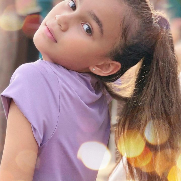 <p>Gadis blasteran Australia dan Batak itu memiliki paras cantik dengan rambut pirang seperti bule. Meski kerap berbahasa Inggris saat berkomunikasi, ia juga kental dengan logat Bataknya lho, Bunda. (Foto: Instagram @melaney_ricardo)</p>