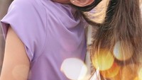 <p>Gadis blasteran Australia dan Batak itu memiliki paras cantik dengan rambut pirang seperti bule. Meski kerap berbahasa Inggris saat berkomunikasi, ia juga kental dengan logat Bataknya lho, Bunda. (Foto: Instagram @melaney_ricardo)</p>