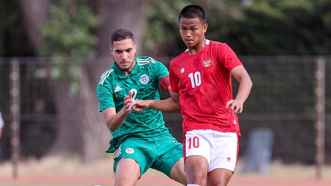 Penyerang Timnas Indonesia U-20 Hokky Caraka puji Shin Tae Yong (STY) setinggi langit dengan menyebut dia adalah pahlawan perang bagi tim Merah Putih.