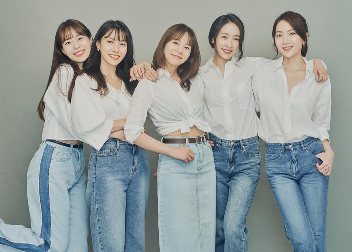 Ini merupakan pertama kalinya semua member berkumpul bersama walaupun beberapa member tidak melakukan promosi bersama. Walaupun begitu, mereka tetap terlihat dekat satu sama lain dan tidak canggung./ Foto: twitter.com/kpopers_family