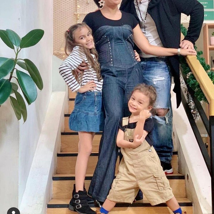 <p>Ini potret kebersamaan Chloe bersama sang Bunda, Ayah, dan adiknya. Anak sulung Melaney itu selalu kenakan <em>outfit</em> keren. (Foto: Instagram @melaney_ricardo)</p>
