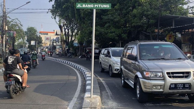 Anies mengatakan masyarakat tak perlu khawatir kerumitan administrasi data kependudukan imbas perubahan sejumlah nama jalan di Jakarta.