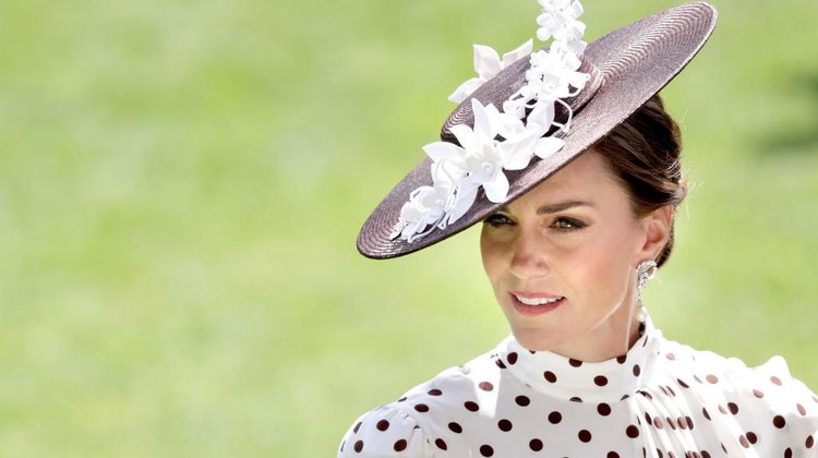 Kate Middleton dan Pangeran William di Acara Royal Ascot ASCOT, ENGLAND - JUNE 17: Catherine, Duchess of Cambridge in the parade ring during Royal Ascot 2022 at Ascot Racecourse on June 17, 2022 in Ascot, England. (Photo by Chris Jackson/Getty Images)