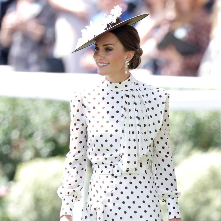 <p>Penampilan Stunning itu juga diperlihatkan saat Kate Middleton menghadiri agenda Royal Ascot pada Juni 2022 lalu di Ascot Racecourse, Inggris. Ia tampil menawan dengan middle skirt bermotif polkadot. (Foto: Chris Jackson/Getty Images)</p>