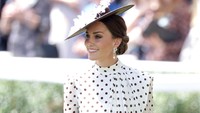 <p>Penampilan Stunning itu juga diperlihatkan saat Kate Middleton menghadiri agenda Royal Ascot pada Juni 2022 lalu di Ascot Racecourse, Inggris. Ia tampil menawan dengan middle skirt bermotif polkadot. (Foto: Chris Jackson/Getty Images)</p>