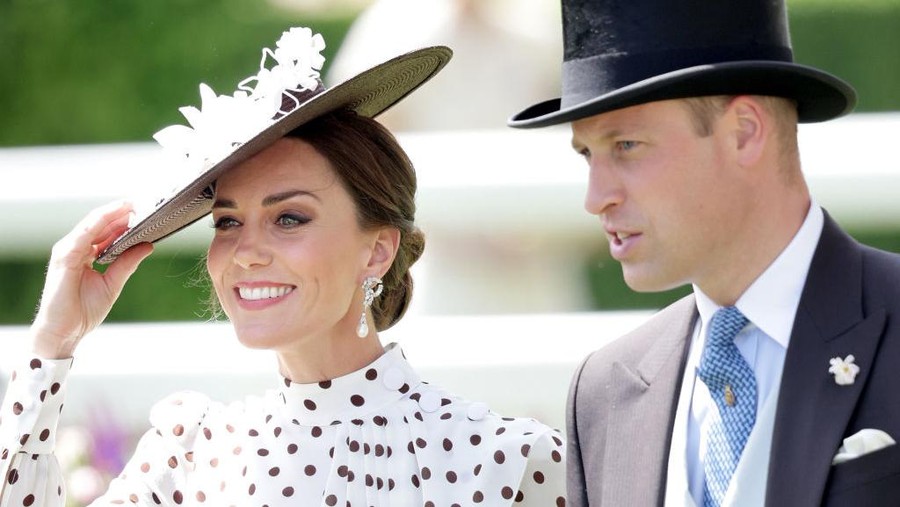 ASCOT, ENGLAND - JUNE 17: Catherine, Duchess of Cambridge and Prince William, Duke of Cambridge attend the fourth day of Royal Ascot at Ascot Racecourse on June 17, 2022 in Ascot, England. (Photo by Mark Cuthbert/UK Press via Getty Images)