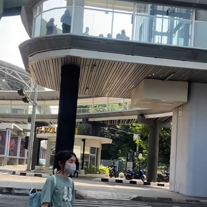 <p>Sienna begitu antusias ketika diajak berkeliling Jakarta dengan menaiki transportasi umum, nih. (Foto: Instagram @nesyanabila)</p>