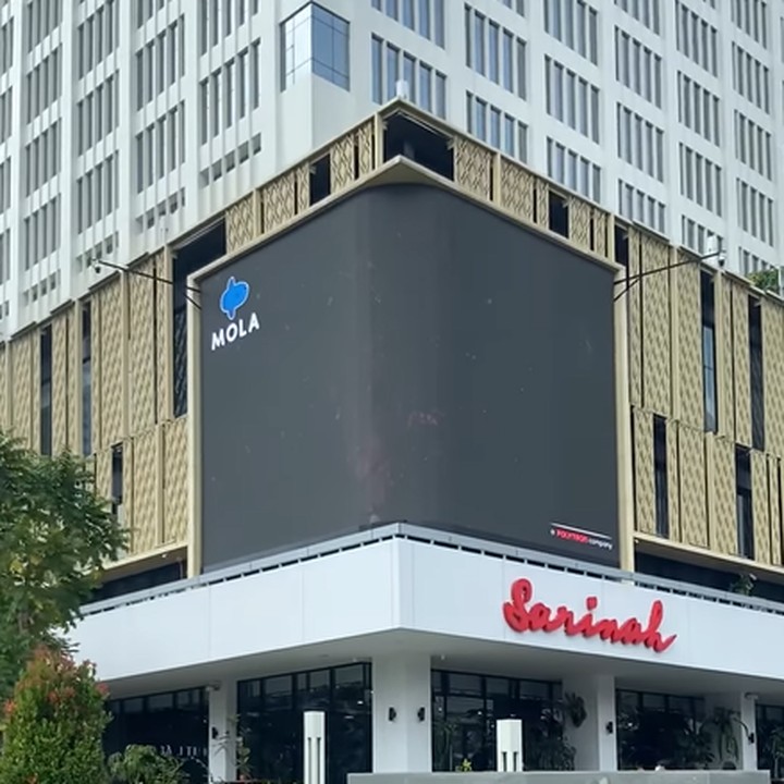 <p>Ben Kasyafani sampai mengajak Sienna ke pusat Kota Jakarta, nih. Mereka sempat berjalan-jalan di Sarinah. (Foto: Instagram @nesyanabila)</p>