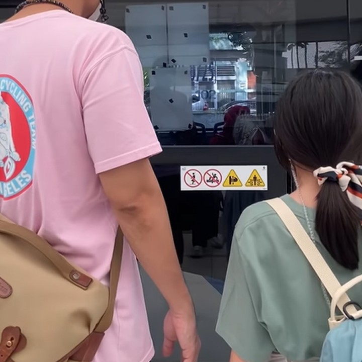 <p>Berangkat dari Tangerang, Ben Kasyafani mengajak istrinya, Nesyana untuk mendampingi Sienna keliling Jakarta. Mereka mencoba berbagai macam transportasi umum, mulai dari Transjakarta hingga MRT. (Foto: Instagram @nesyanabila)</p>
