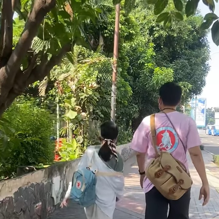 <p>Ben Kasyafani mengajak putrinya, Sienna Ameerah jalan-jalan keliling Jakarta. Kali ini, mereka memilih jalan-jalan dengan mengenakan transportasi umum. (Foto: Instagram @nesyanabila)</p>
