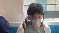 <p>Ketika berada di dalam MRT, Sienna tampak asyik dengan buku bacaannya. (Foto: Instagram @nesyanabila)</p>