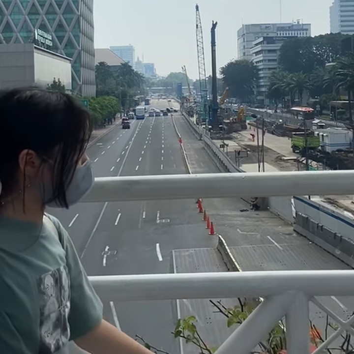 <p>Tak terlihat raut wajah letih pada Sienna ketika diajak jalan-jalan keliling Jakarta. Hari itu menjadi momen menyenangkan bagi keluarga Ben Kasyafani, nih. (Foto: Instagram @nesyanabila)</p>
