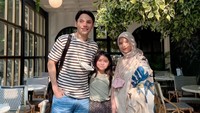 7 Potret Ben Kasyafani dan Istri Ajak Sienna Keliling Jakarta Naik Transportasi Umum