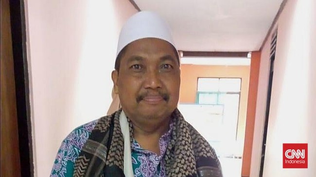 Penyandang disabilitas, Amin Jakfar dari Pamekasan semula mendaftar haji dengan ibunya, namun ibundanya tak bisa berangkat tahun ini terganjal batasan usia.