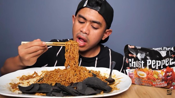 4 Makanan Super Pedas yang Pernah Dicobain Tanboy Kun Ini Bikin Geleng Kepala, Beauties Berani Coba?