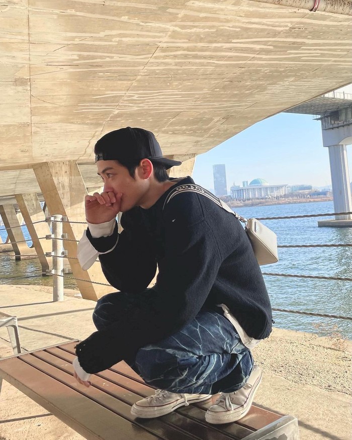 Menurut perwakilan pihak Prada, Jaehyun memiliki pesona luar biasa yang sesuai dengan citra brand Prada. Bahkan dengan tampilan santai, triangle bag Prada yang dikenakan Jaehyun membuatnya semakin bergaya./ Foto: instagram.com_jeongjaehyun