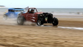 FOTO: Balapan Kendaraan Klasik Race the Wave di Inggris
