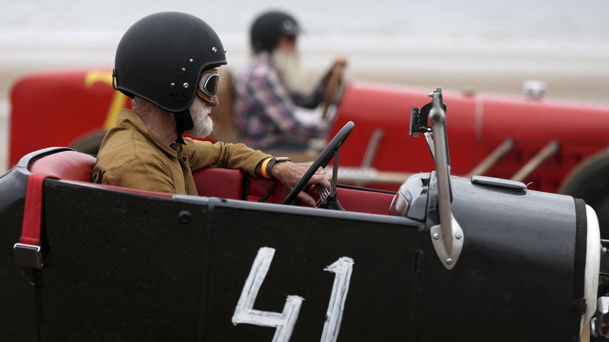 FOTO: Balapan Kendaraan Klasik Race the Wave di Inggris