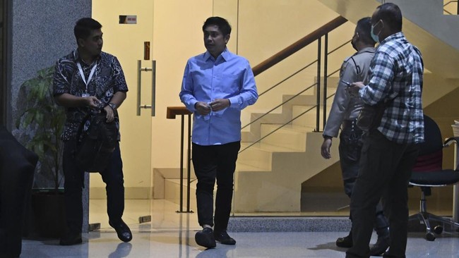 Tim penyidik KPK menggeledah apartemen milik Bendahara Umum PBNU Mardani Maming yang berlokasi di Jakarta Pusat, Selasa (28/6).