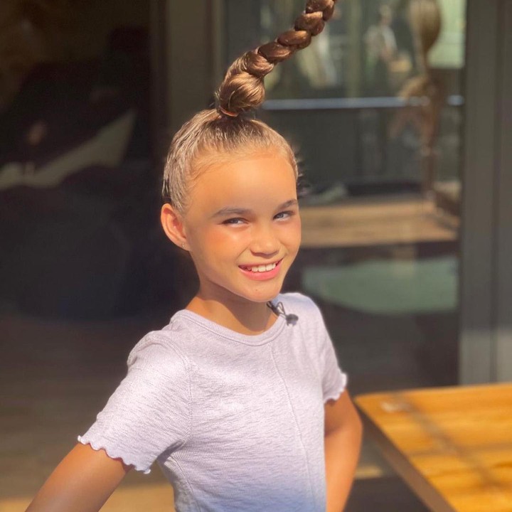 <p>Rambut pirang dan paras cantik Chloe kerap jadi sorotan. <em>Abuba girl</em> alias anak Bule Batak, itu panggilan Melaney untuk anaknya. "Si..ABUBA! Anak Bule Batak Sirambut Pirang, tapi Logat Medan," tulis Melaney. (Foto: Instagram @melaney_ricardo)</p>